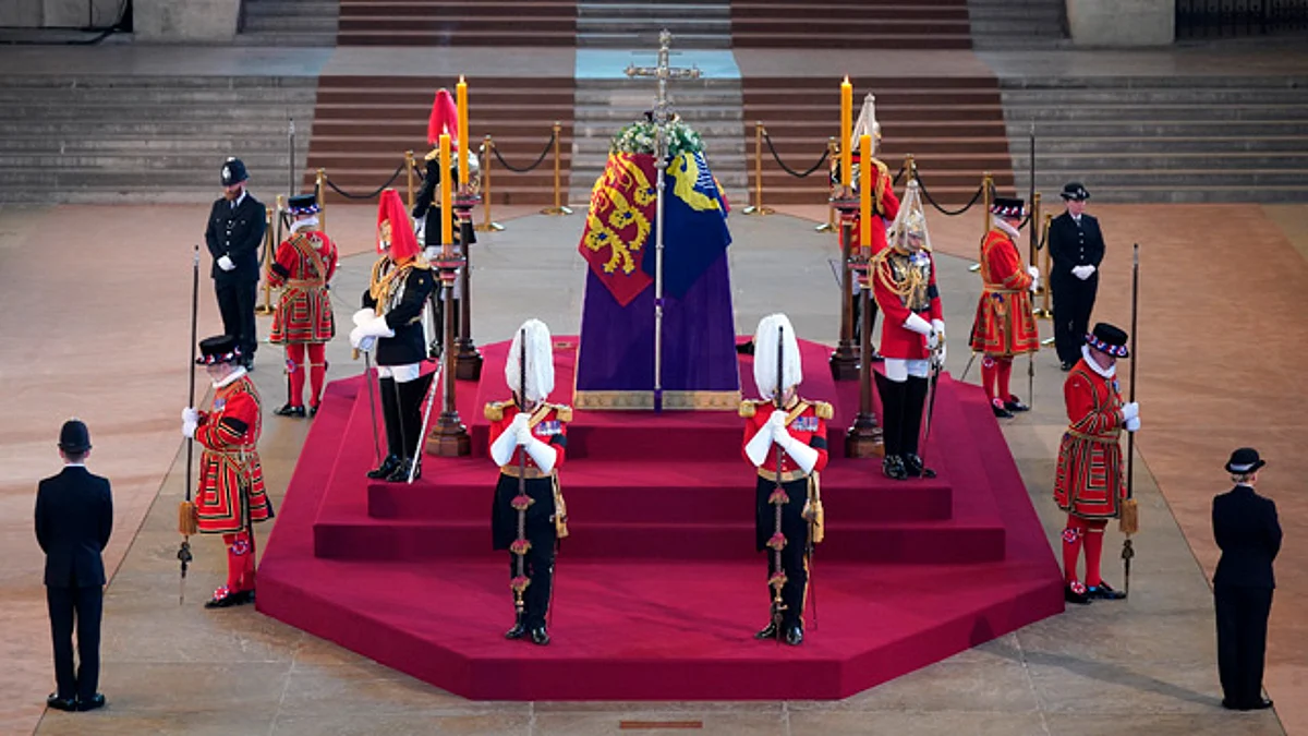 Palacio de Westminster recibe el ataúd de la reina Isabel II