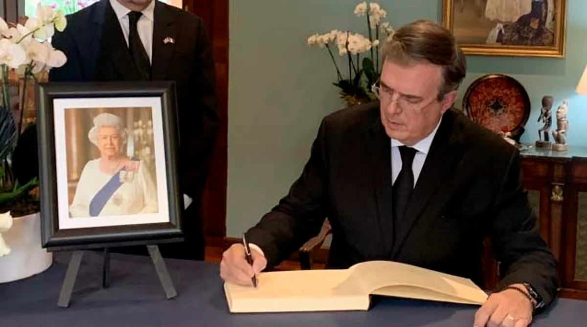 El canciller Marcelo Ebrard Casaubón acudió personalmente a firmar el libro de condolencias