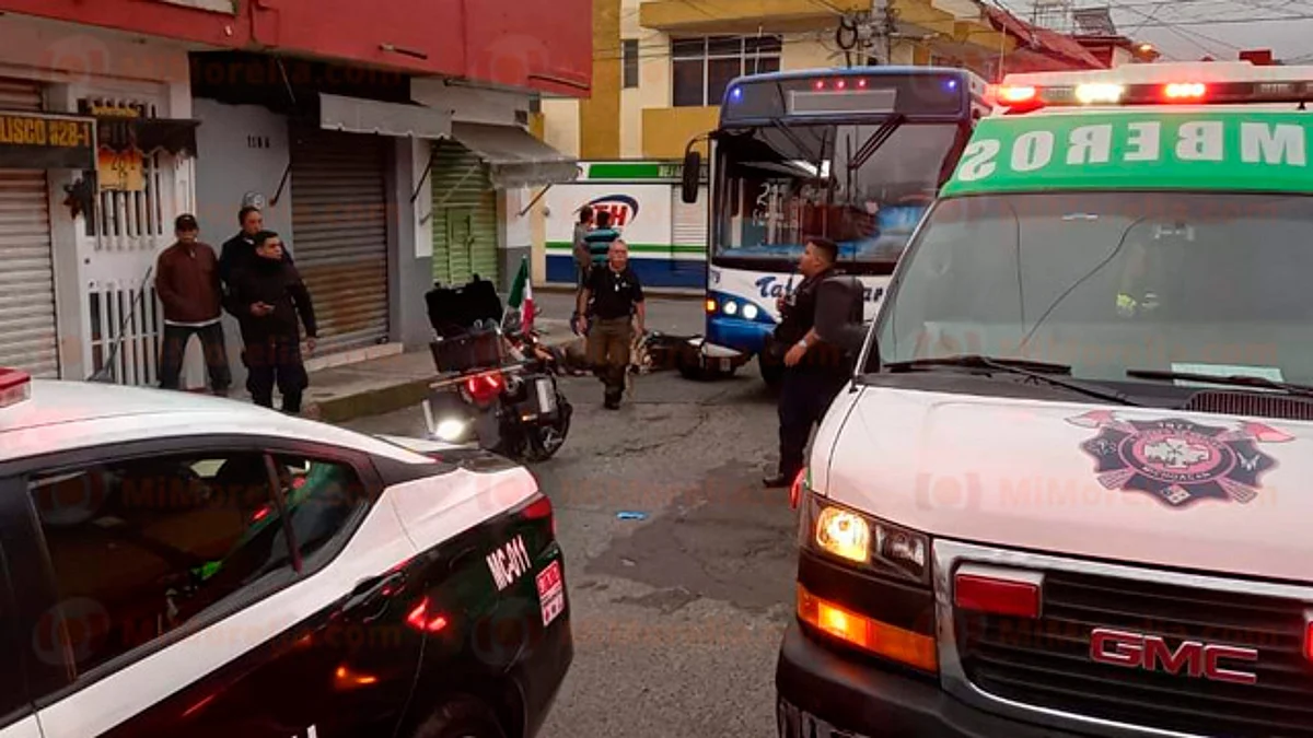 Camión embiste a pareja de motociclistas en Uruapan; el hombre murió