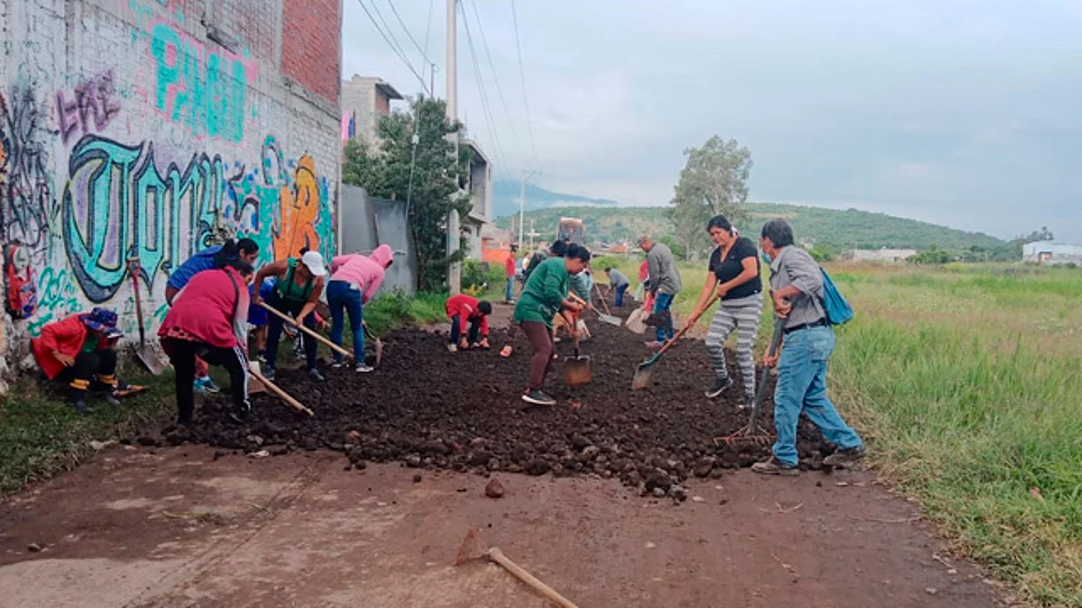Ante abandono gubernamental, colonos arreglan sus calles