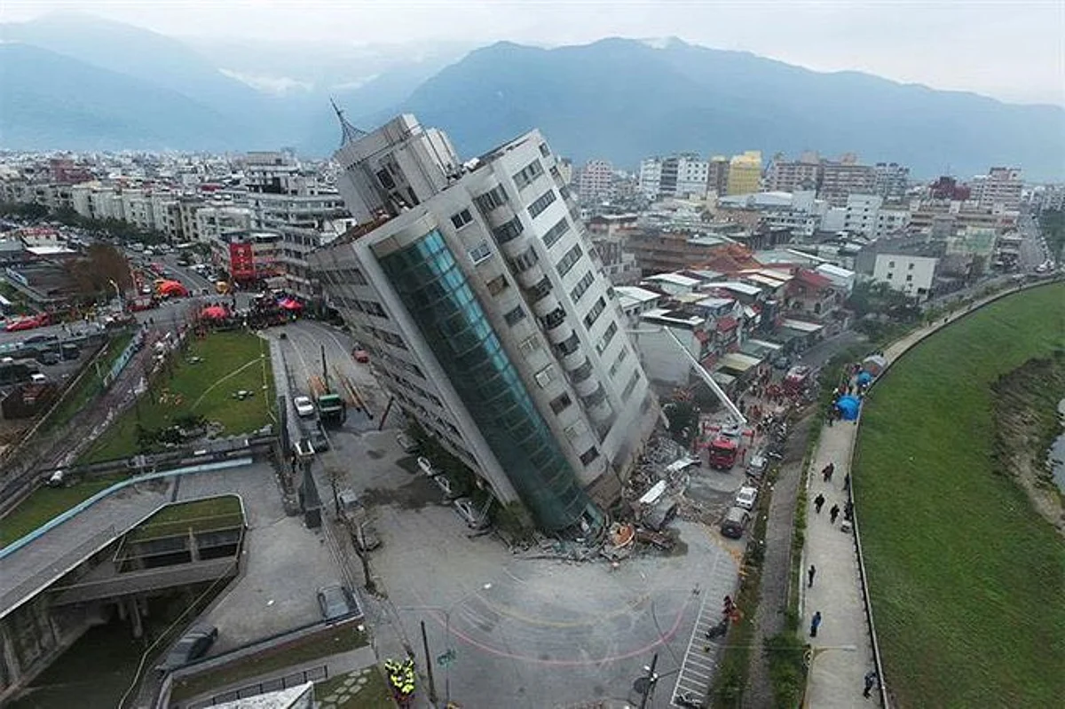 Terremoto de 6.9 sacude a Taiwán; derribó edificios y destruyó carreteras