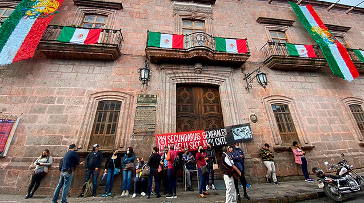 CNTE cumple y toma presidencias municipales en Michoacán