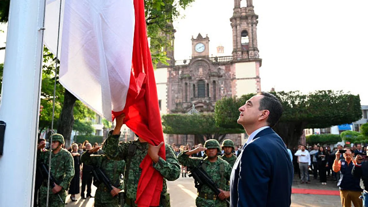 El presidente, Carlos Soto Delgado e integrantes de su equipo de trabajo, tomaron protesta de honrar y respetar la nueva Bandera Nacional