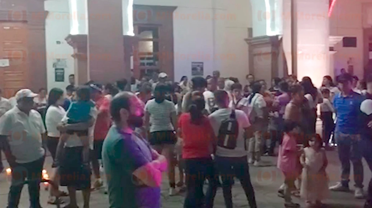 Padres y madres con sus hijos en brazos, al grito de “ni una más, ni una más”, compartían el dolor