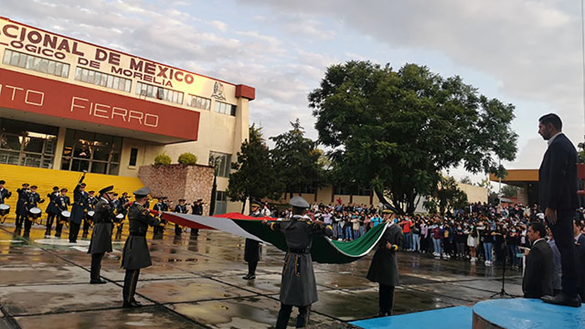El protocolo del Ceremonial Cívico estuvo a cargo de la Banda de Guerra y el izamiento por parte de la Escolta de esta Casa de las Ingenierías