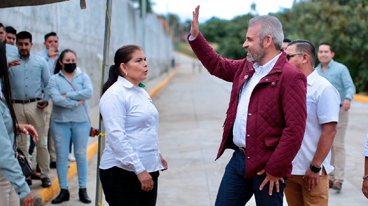 Inaugura Bedolla obra pública en Peribán