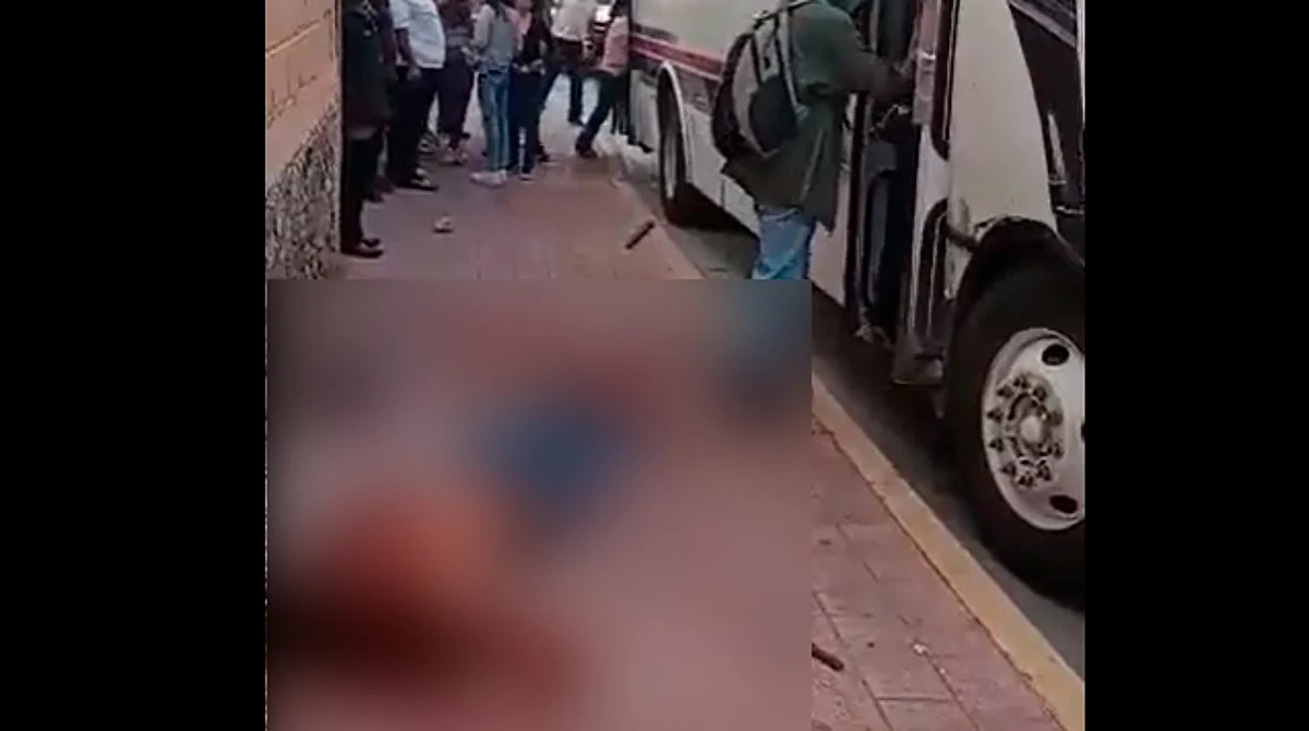 Vecinos linchan a asaltantes de transporte público en Edomex; uno murió