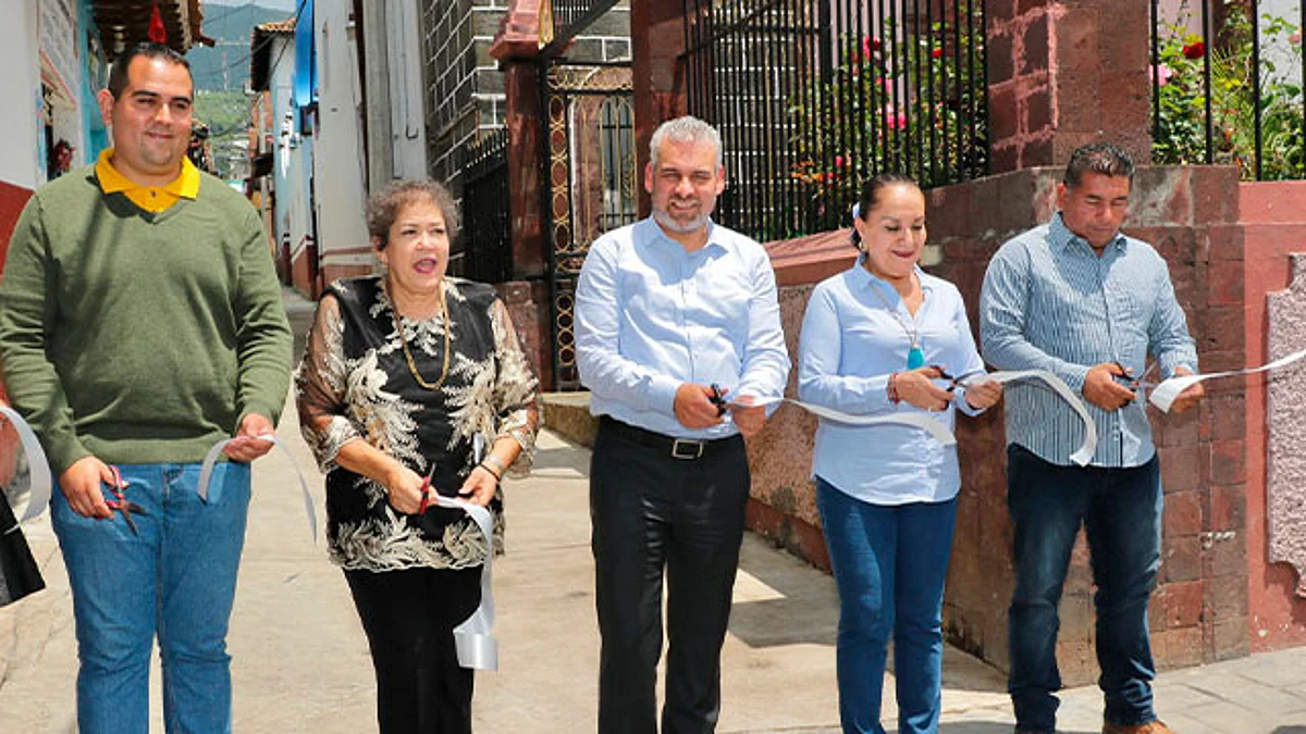 La pavimentación en las calles Ignacio Allende, Hidalgo y José María Morelos y la instalación de alumbrado público y rehabilitación de los accesos a La Soledad y Los Cerritos tuvo una inversión de 5.7 millones de pesos