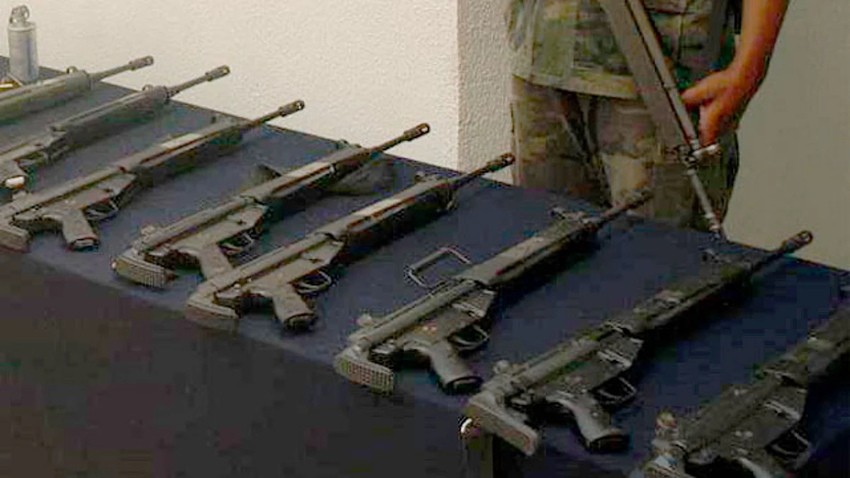 Las armas, cargadores y cartuchos fueron asegurados y puestos a disposición del Ministerio Público Federal en Apatzingán