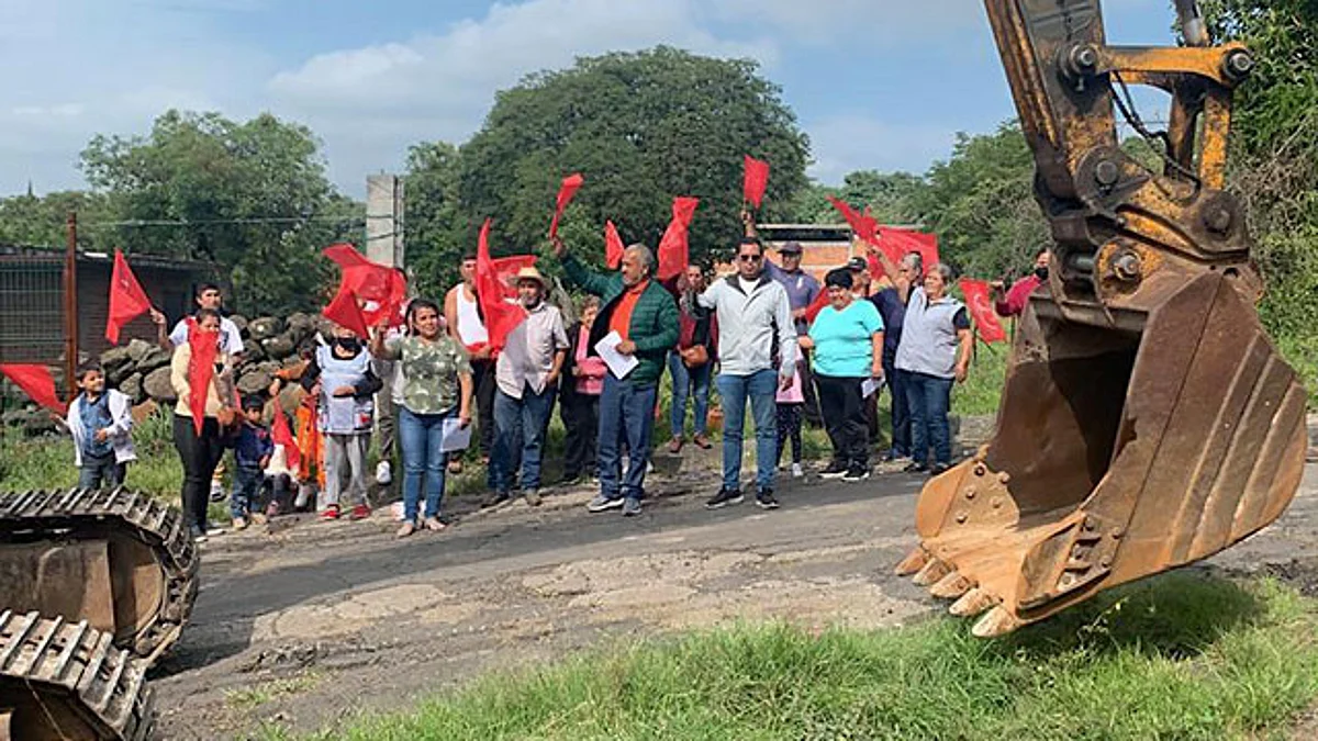 Después de 20 años, habitante de San José Itzícuaro tendrá pavimentación en su acceso