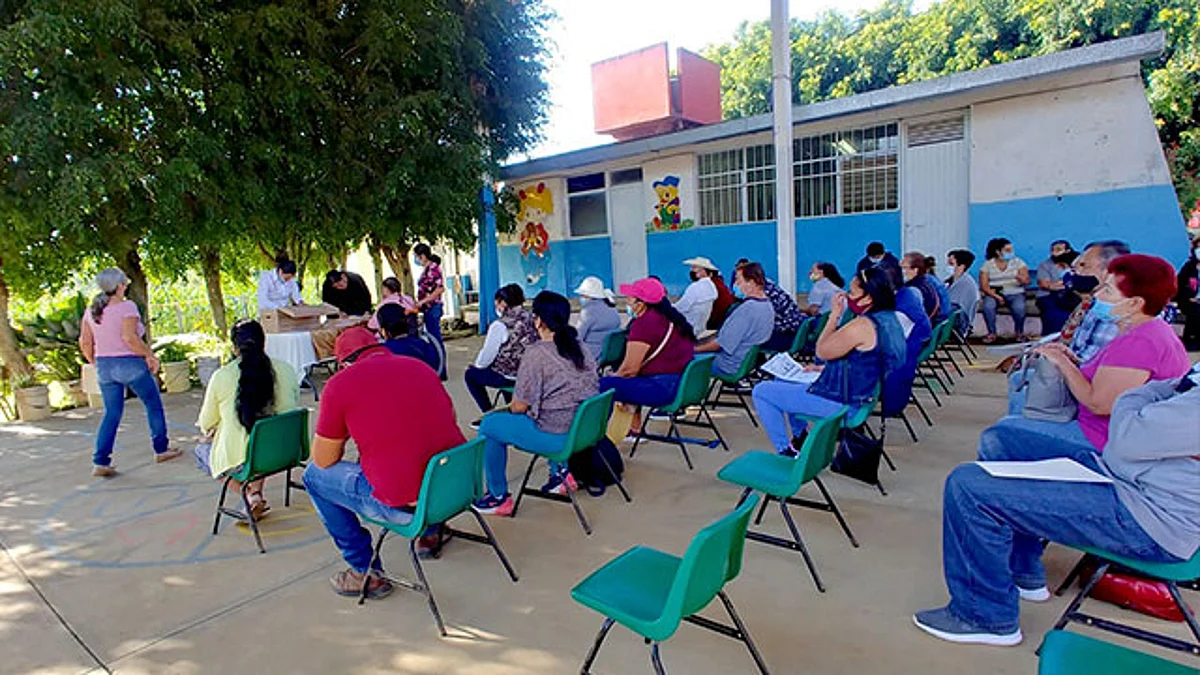 Logran antorchistas de Uruapan certeza jurídica para más de 100 familias