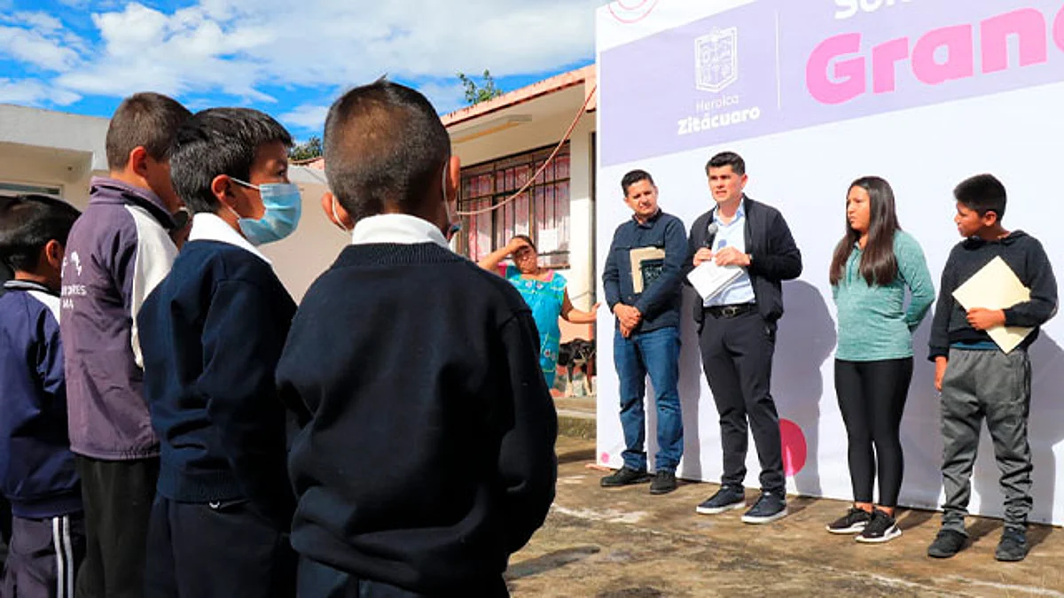 En el primer arranque refirió que el aula entregada es una muestra del compromiso de su gobierno con los habitantes de este lugar