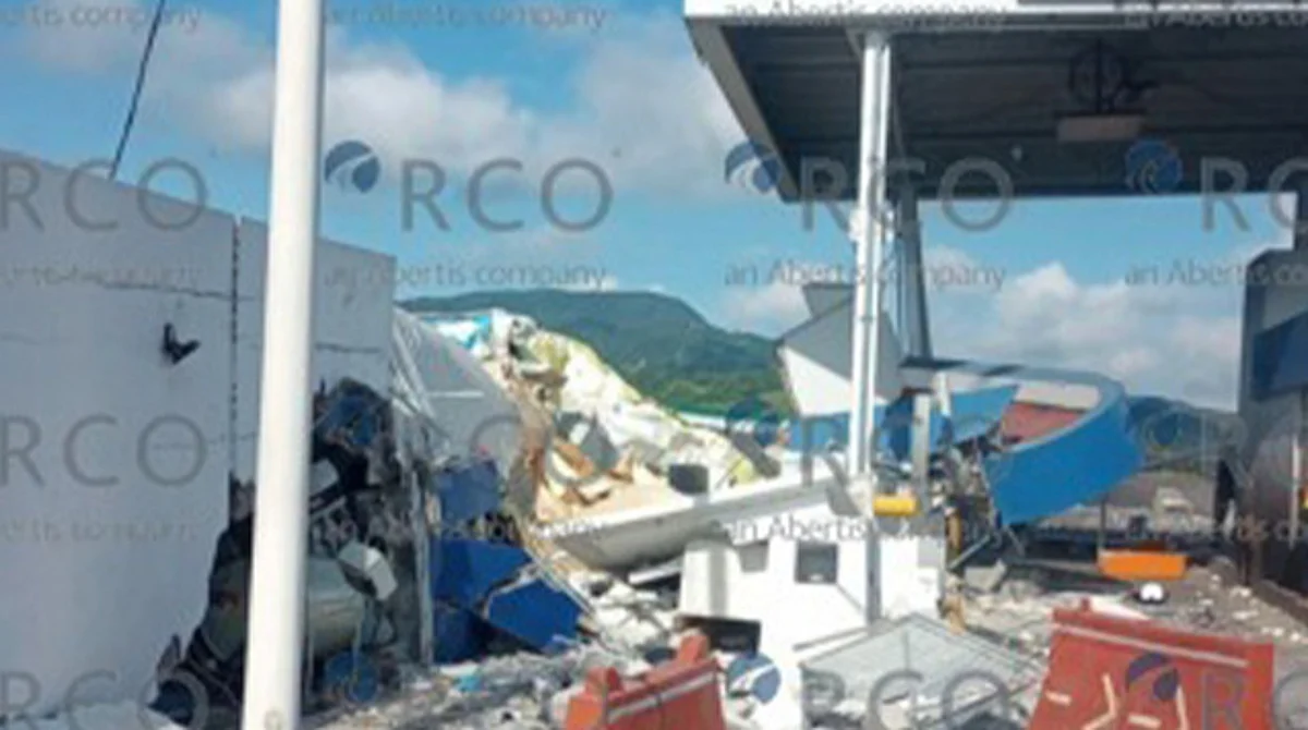 Tráiler sin frenos se impacta contra caseta de cobro en Copándaro, Michoacán