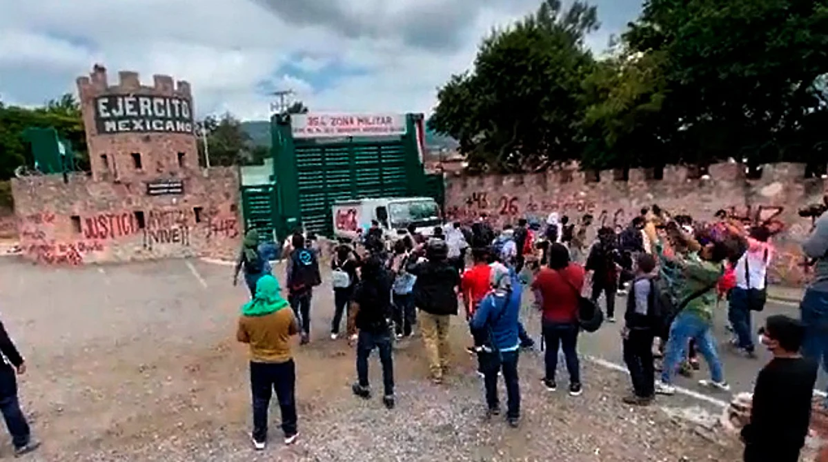Normalistas de Ayotzinapa irrumpen con camión en 35 Zona Militar de Guerrero