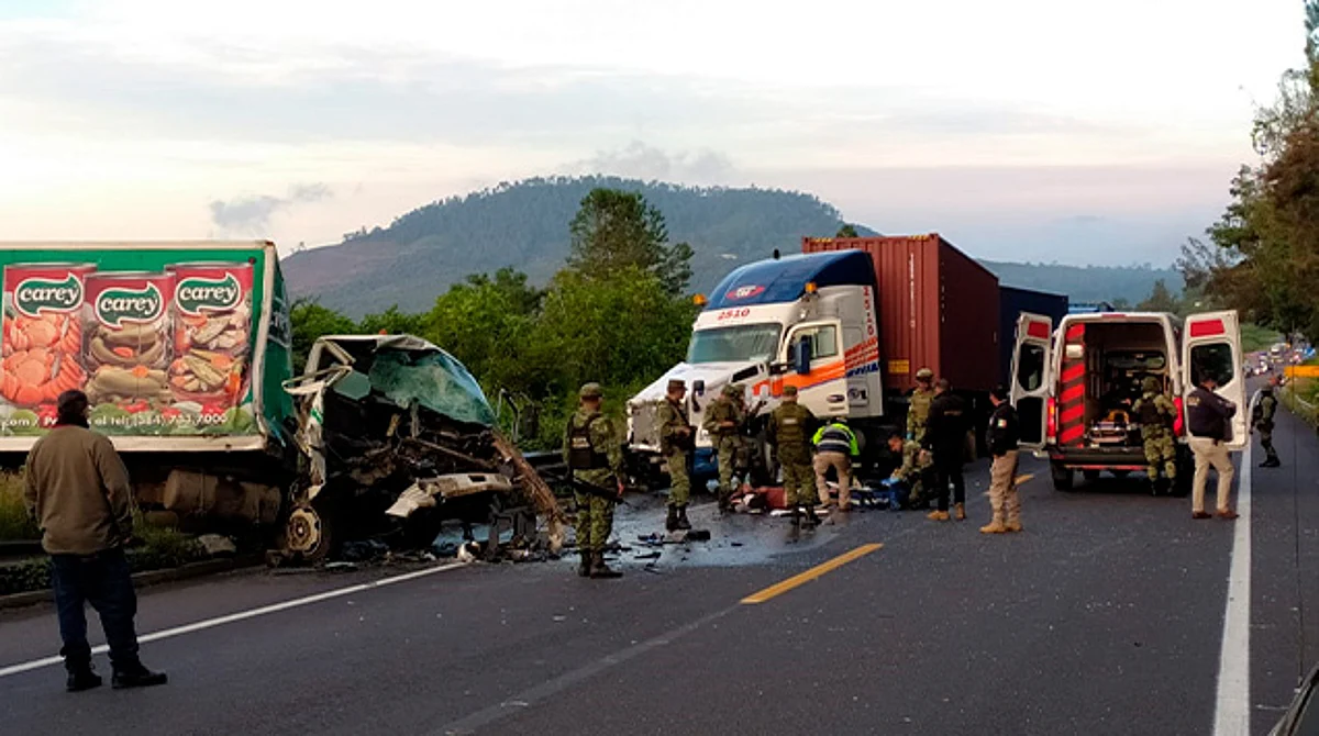 Se registra accidente en la Siglo XXI; reportan muertos