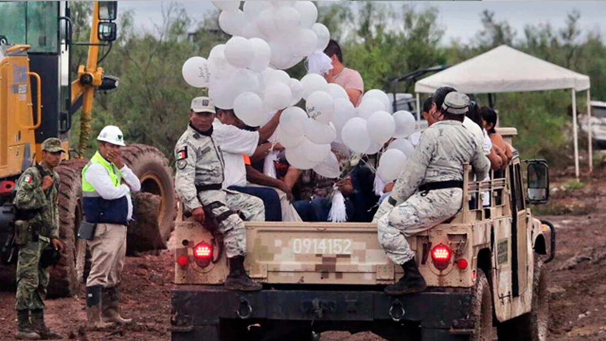 Familiares hacen misa por mineros atrapados en Coahuila, a un mes del incidente