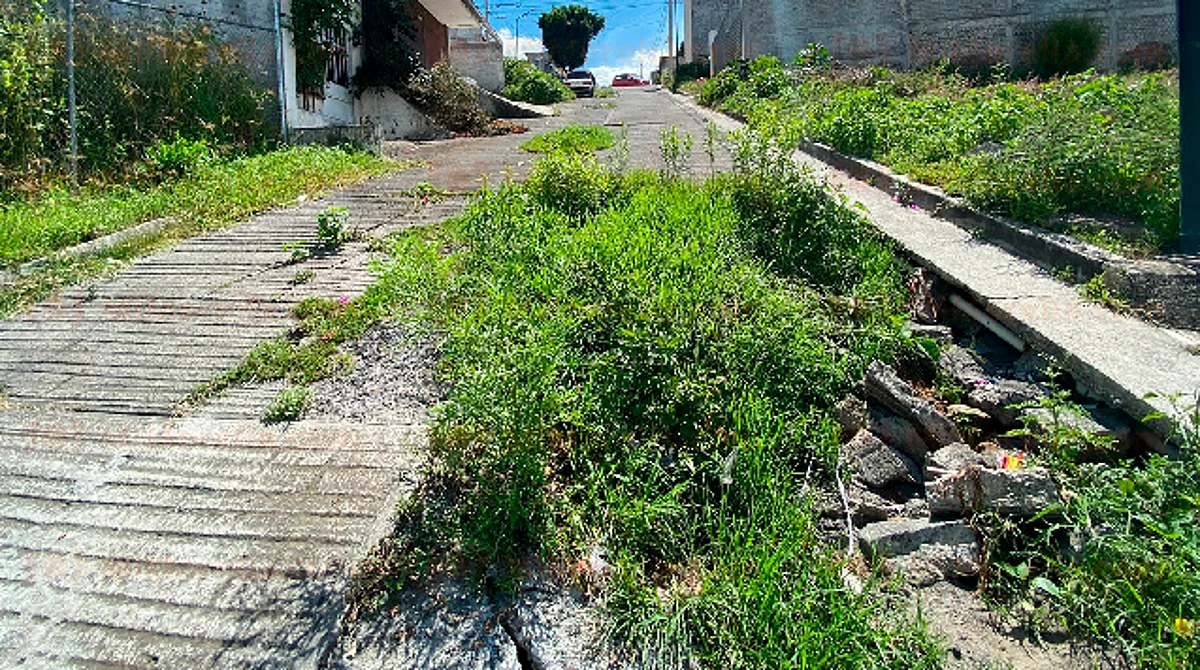 Colonia Piedra Lisa con calles inaccesibles; tiene un socavón de 3 metros