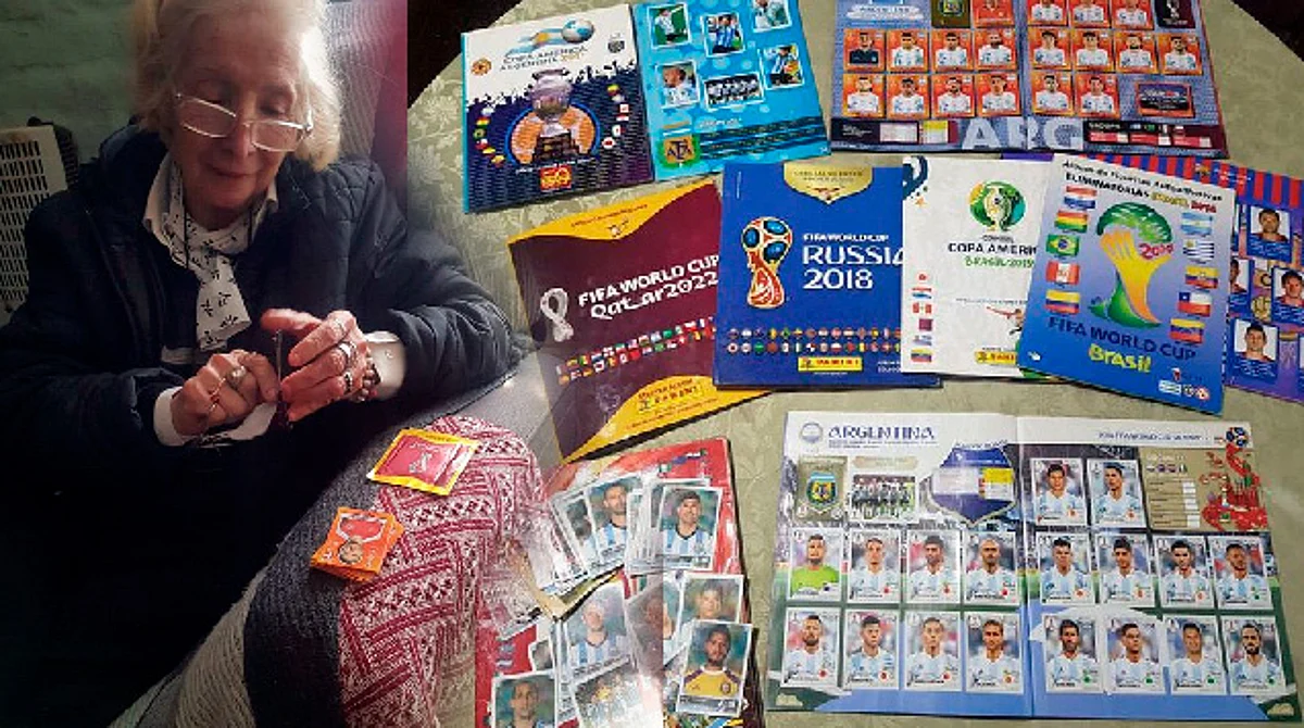 Abuelita gasta su pensión en llenar álbum Panini de Qatar con sus nietos
