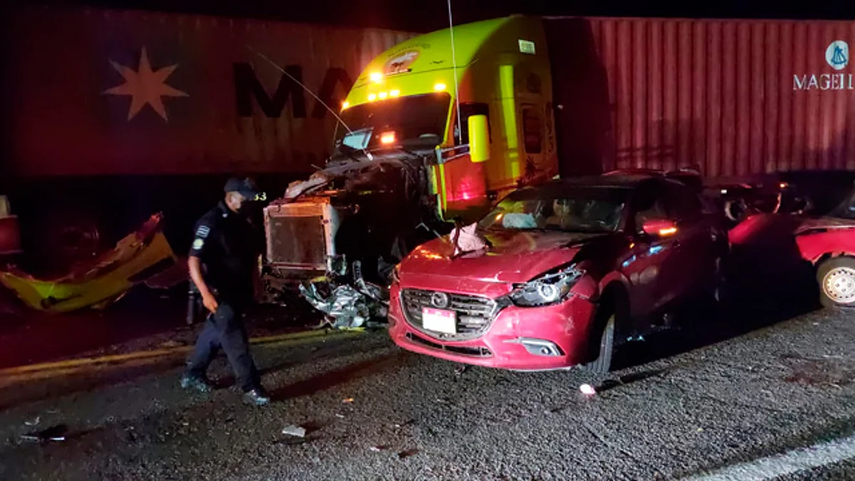 Atienden cuerpos de auxilio y seguridad accidente en la Siglo XXI