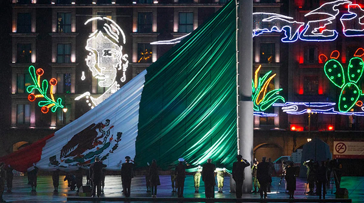19-S: Encabeza AMLO izamiento de bandera a media asta en memoria de víctimas
