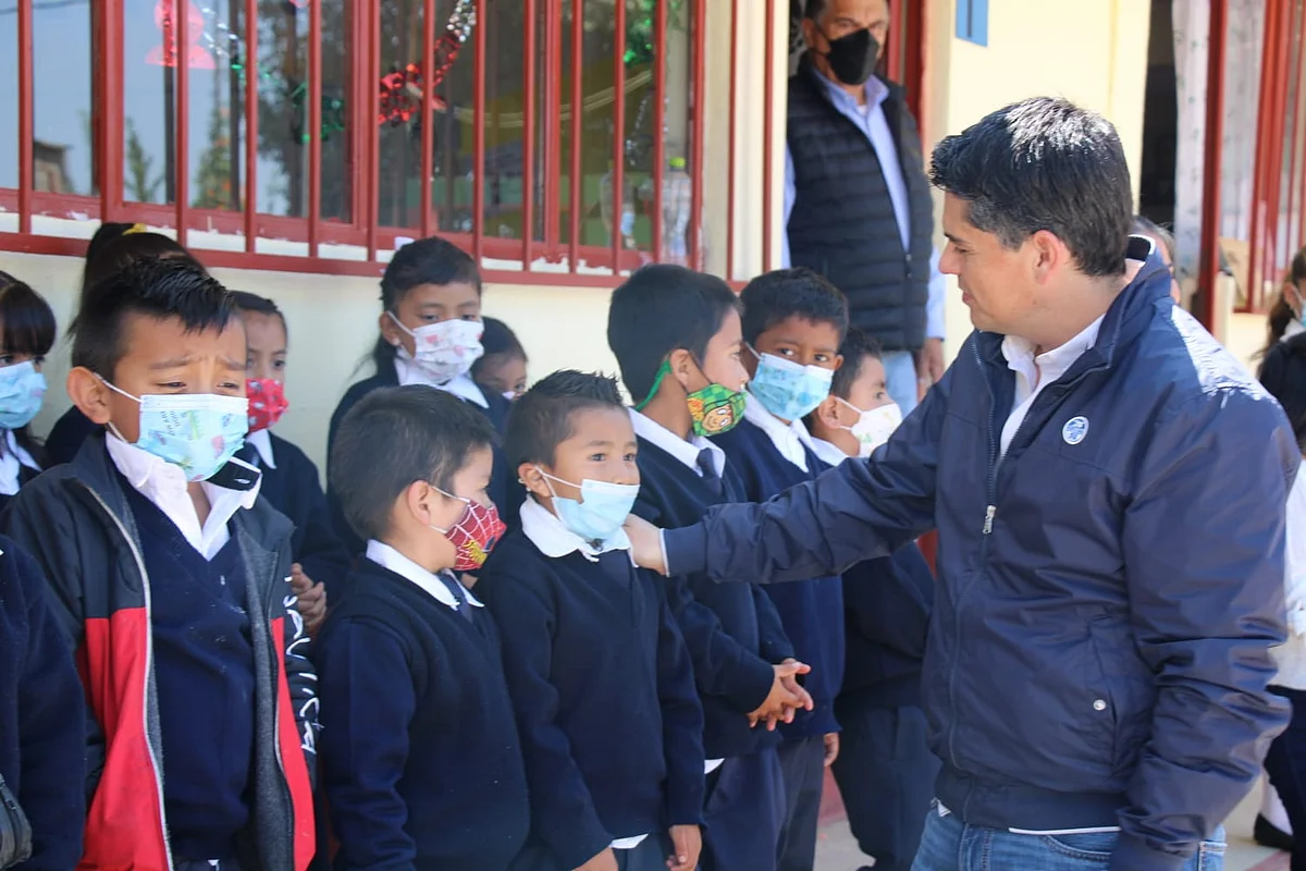 Toño Ixtláhuac recorre tenencias para atender apoyos de infraestructura educativa