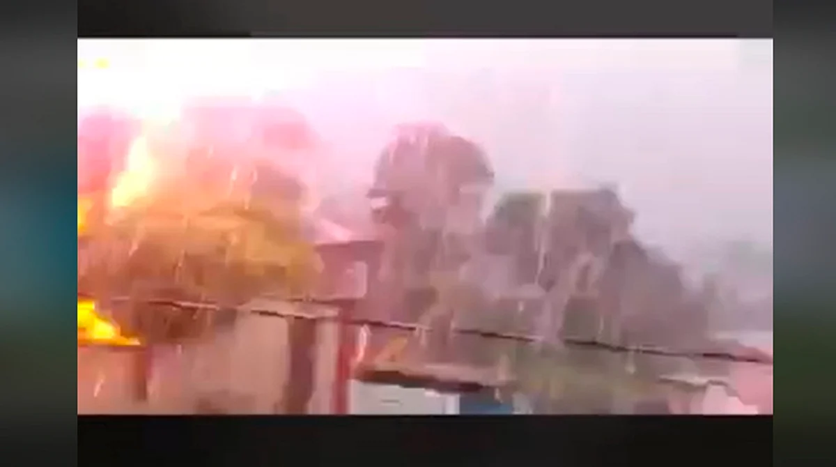 Todo quedó registrado en video por una persona que grababa la lluvia