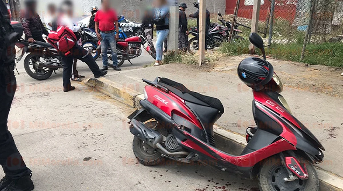 Camioneta embiste moto en la Ejidal Isaac Arriaga; mujer e hijo quedan heridos