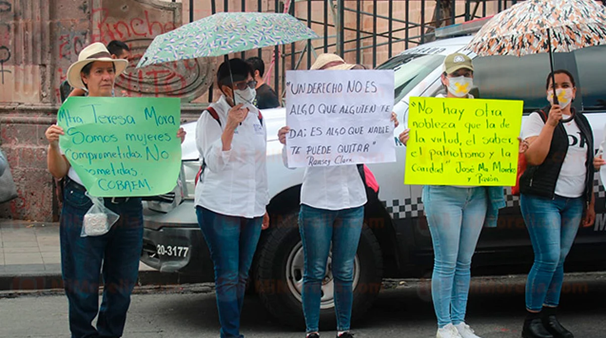 Trabajadoras del Cobaem protestan frente a Palacio de Gobierno, en Morelia