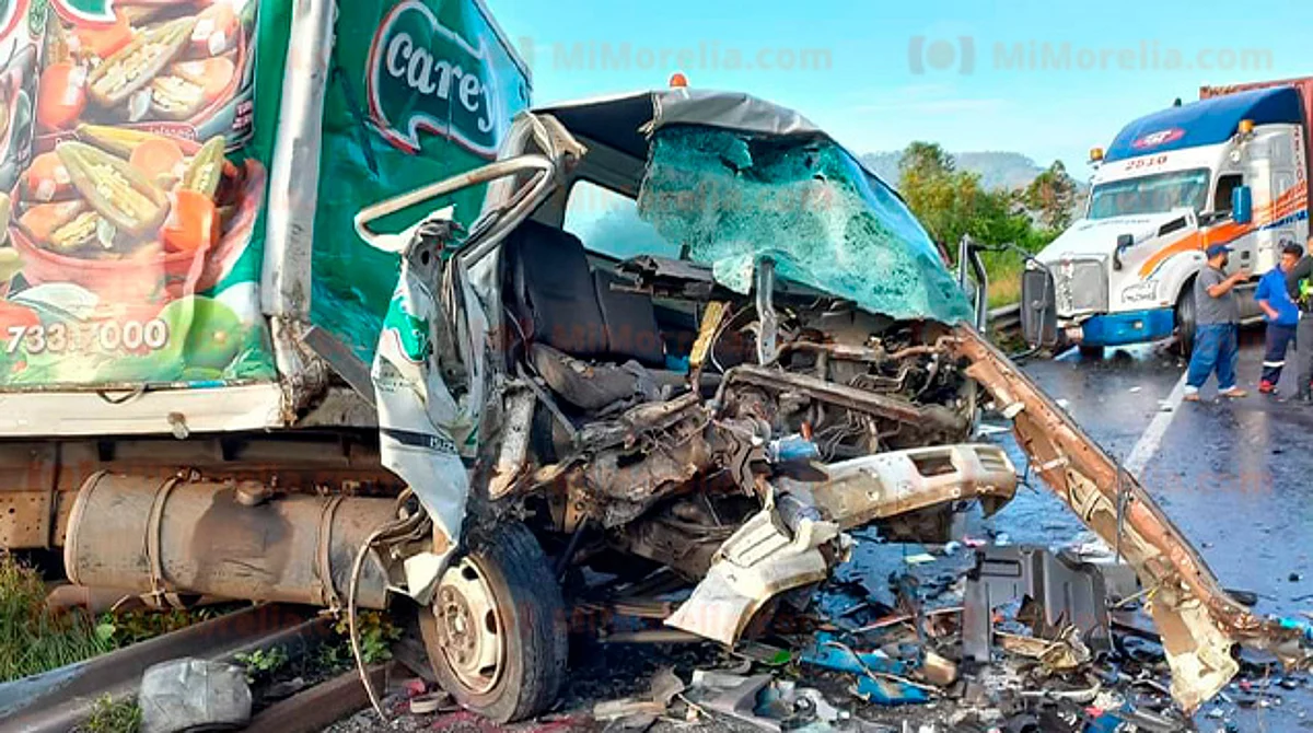 Confirman un muerto y tres heridos en la Siglo XXI tras choque de tráiler