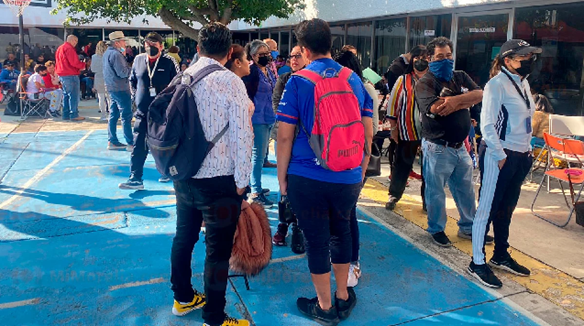 Padres de familia toman oficinas centrales de la SEE