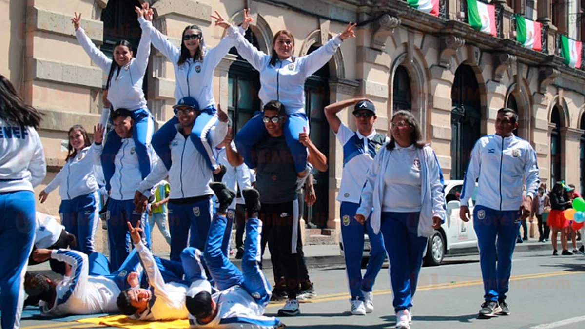 Alumnos de la ENEF salen a las calles a festejar su 39 aniversario