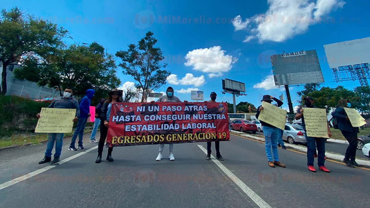 Caos vehicular por marcha de normalistas en Morelia
