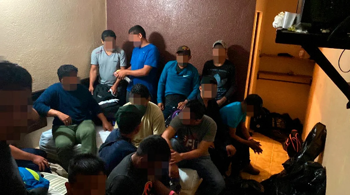 Rescatan a 250 migrantes en hotel de Veracruz; 45 son menores de edad