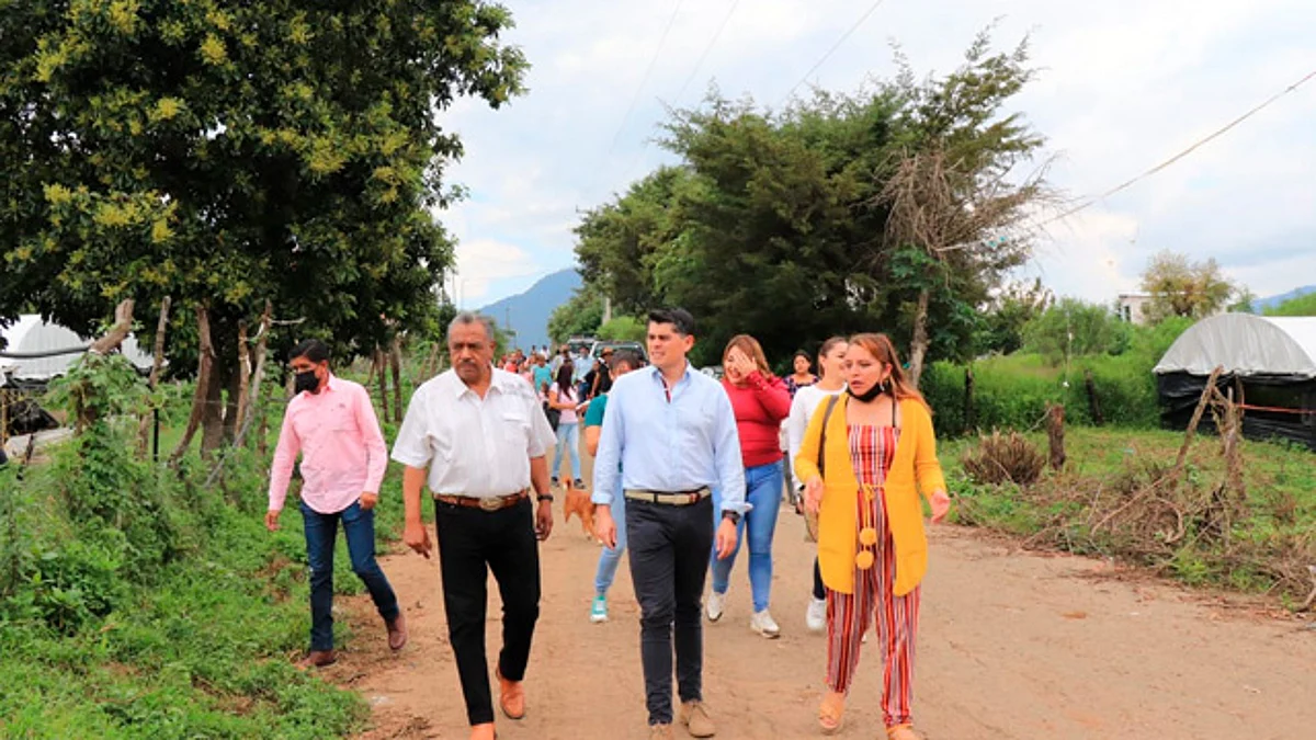 Compromete Toño Ixtláhuac apoyo a productores de nochebuena en Puerto Azul
