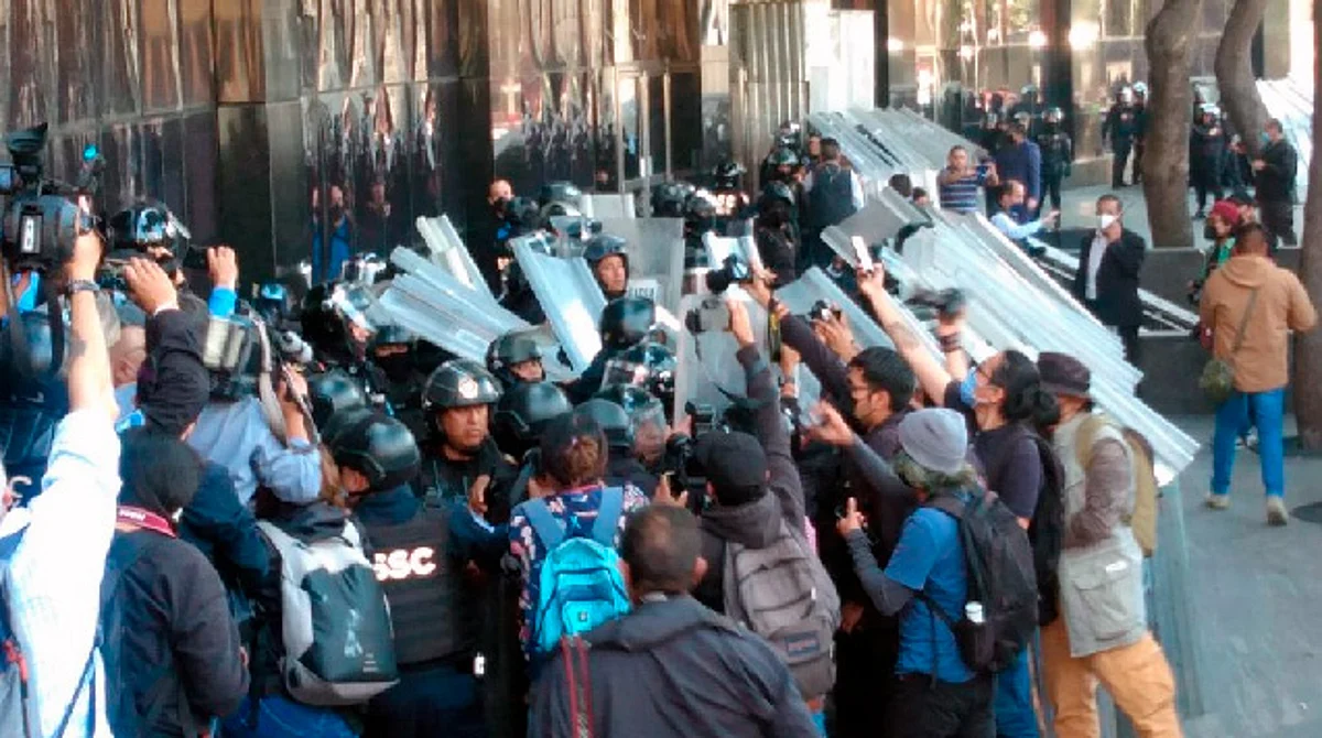 Manifestantes y policías se enfrentan durante protesta por caso Ayotzinapa en CDMX