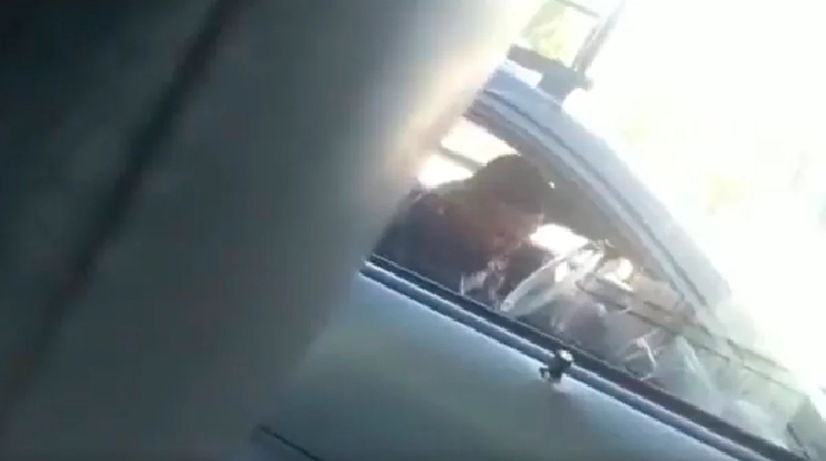 Sin piedad, hombre golpea a niño en el interior de un auto en Ciudad Juárez