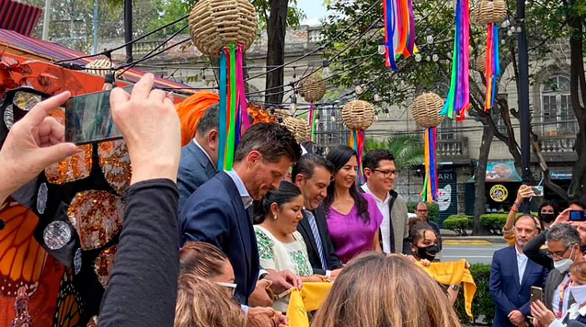 Entre los trabajos que se exponen hay catrinas de Capula, cruces de barro, máscaras, piñas, sombreros y más