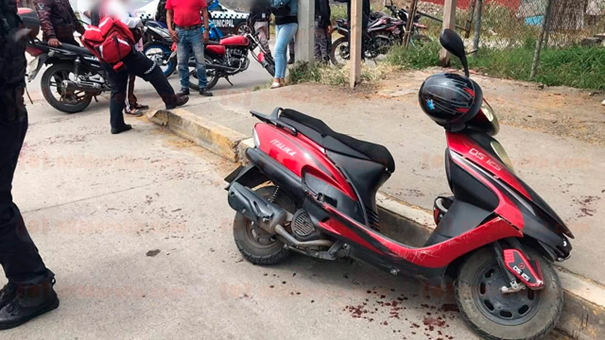 Camioneta embiste moto al oriente de Morelia; mujer e hijo quedan heridos