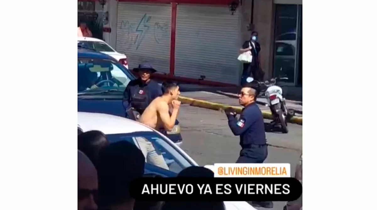 En el material se ve que todo transcurre frente a una parada del transporte público y ante la mirada de varios jóvenes