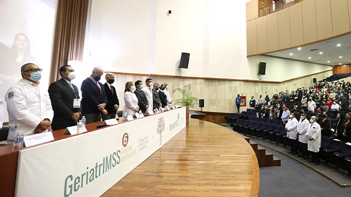 La directora de Prestaciones Médicas, destacó que el Instituto tiene 130 hospitales con atención geriátrica y que en los últimos tres años se incrementó el número de plazas para residentes en Geriatría