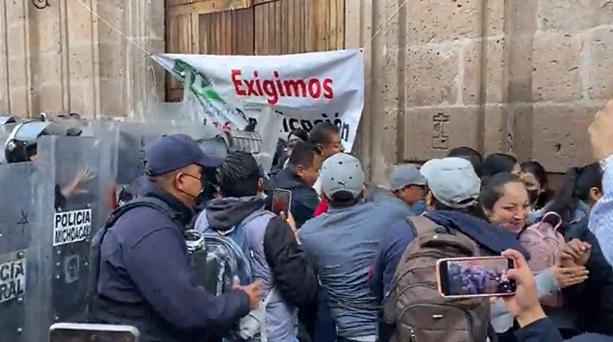 Se arma la gresca para desalojar a maestros de Palacio de Gobierno en Morelia