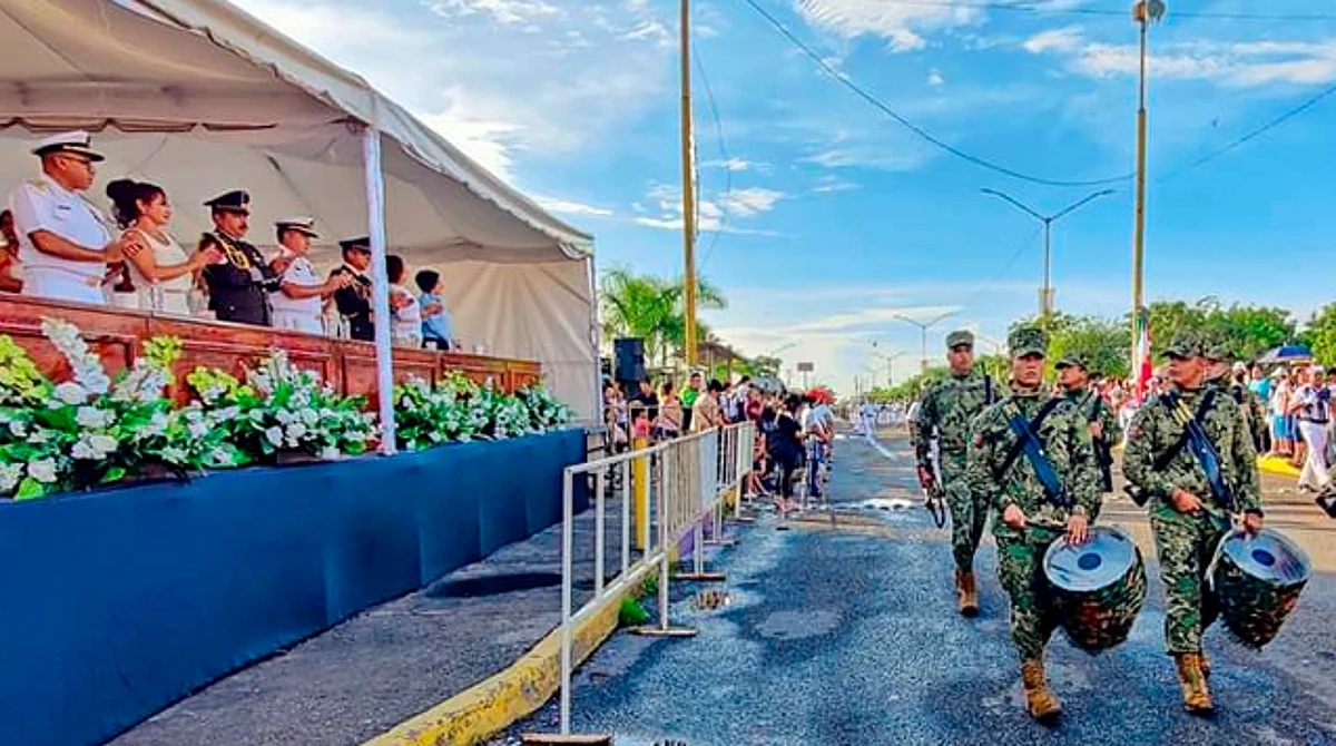 Autoridades encabezan desfile cívico militar en Lázaro Cárdenas