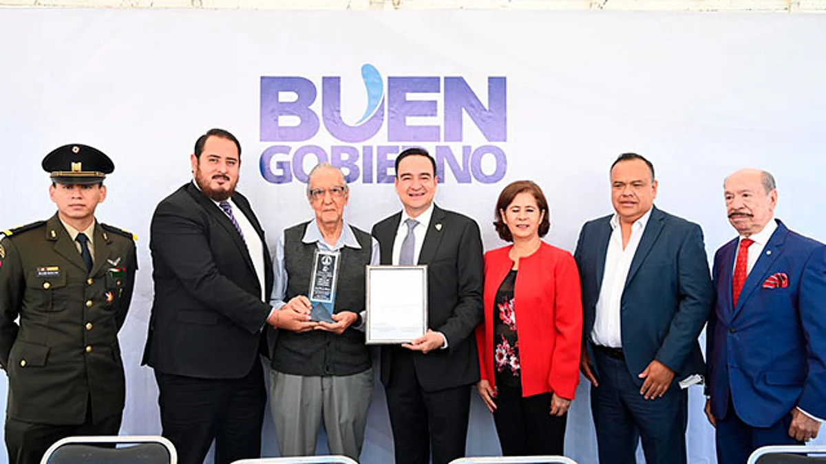 Las autoridades municipales e invitados especiales ofrecieron una ofrenda floral y montaron una guardia de honor en la figura del “Pregonero”