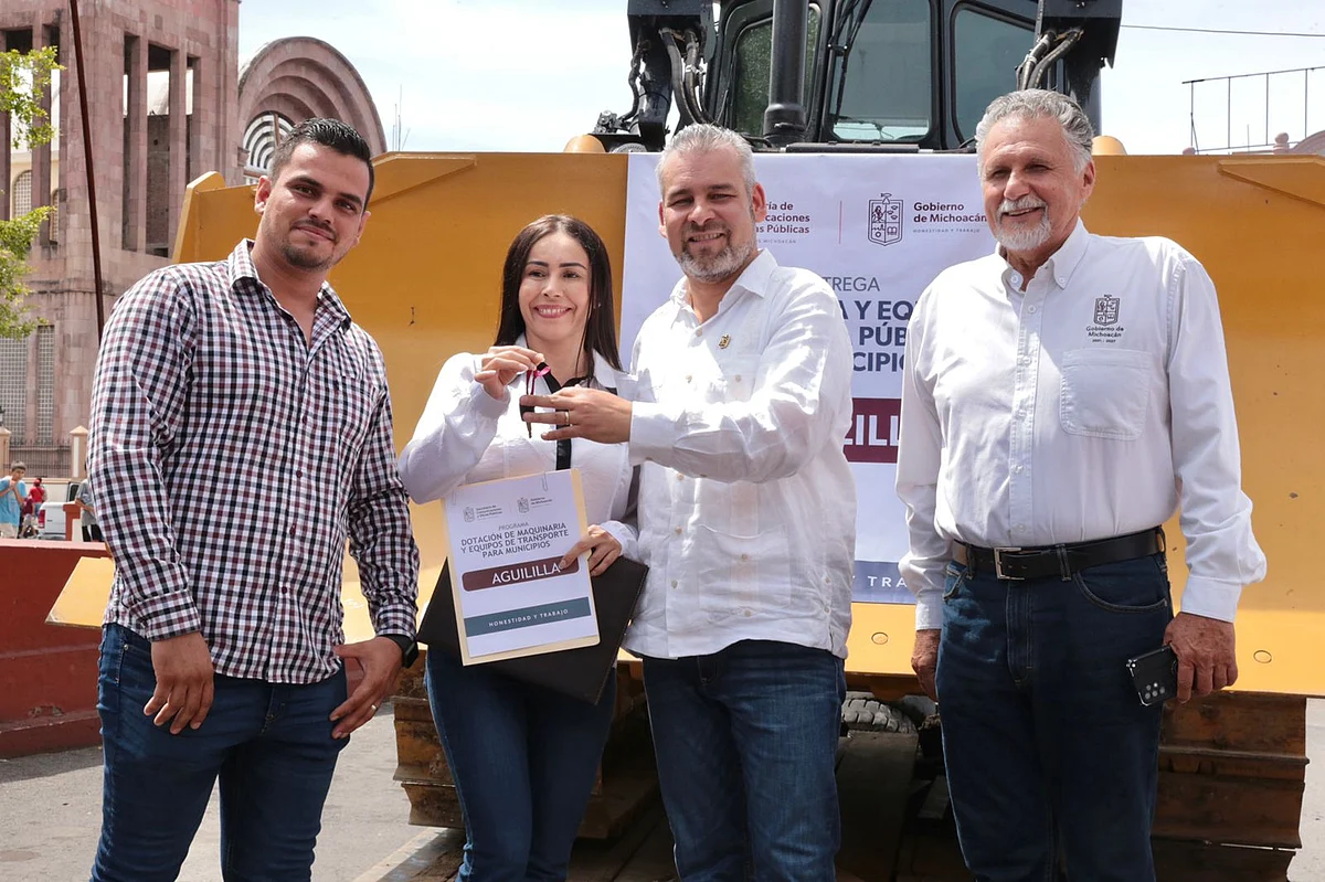 Bedolla entrega maquinaria a ocho municipios con inversión de 40 mdp