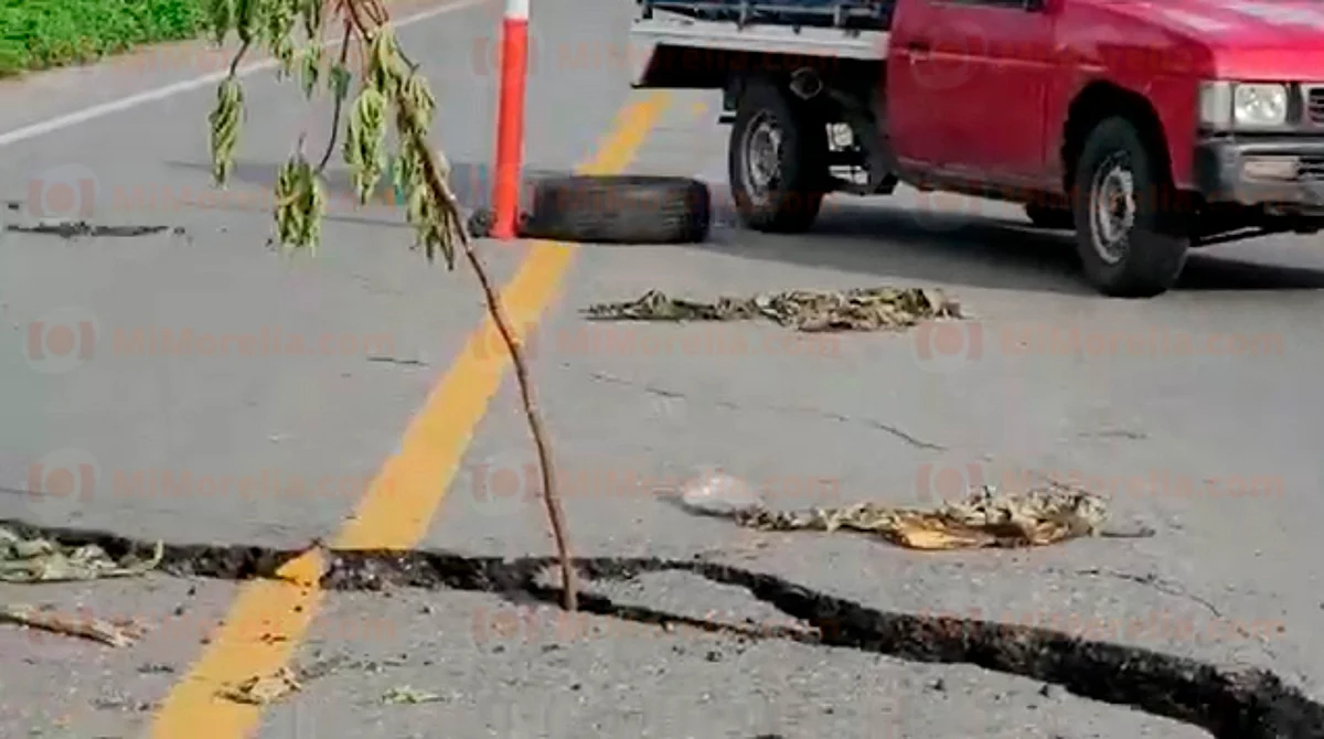 Se abre carretera en Coahuayana, Michoacán