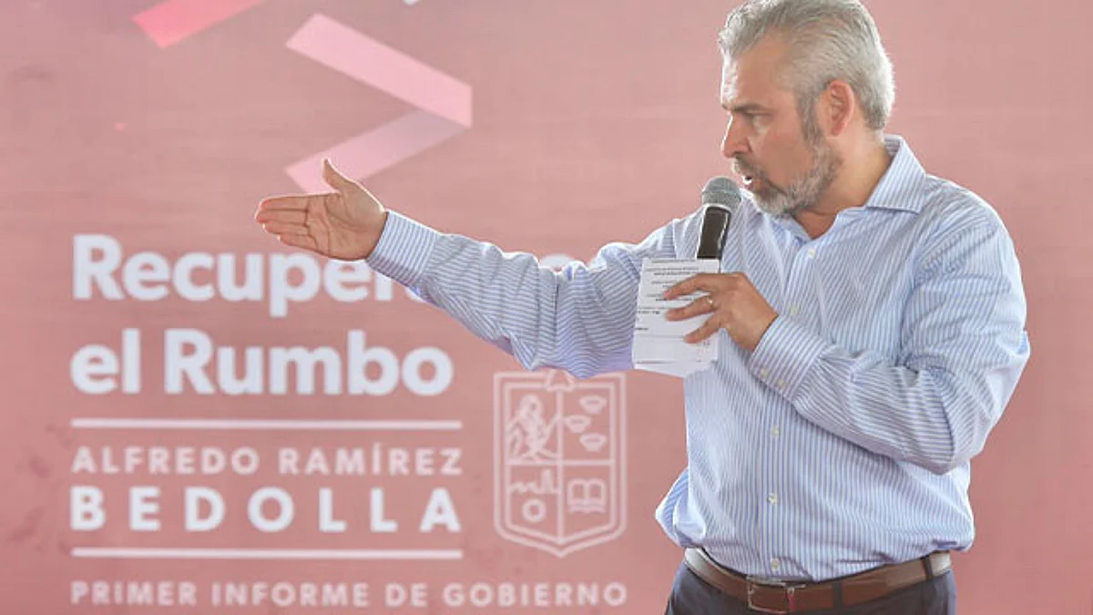 Entre los avances del primer año de actividades de la administración pública estatal, está la rehabilitación de carreteras, como la de Huetamo-Churumuco