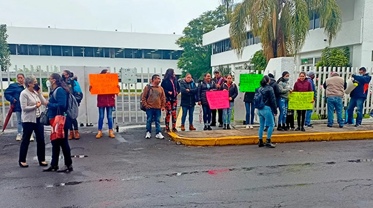 "Queremos maestros"; padres de familia de Jeráhuaro toman la SEE en Morelia