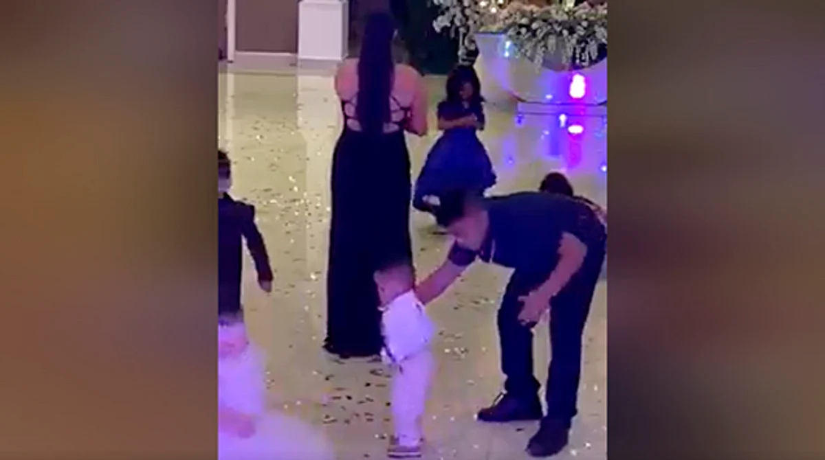 Una cantante invadida en su espacio por niños al momento de su presentación desató la polémica