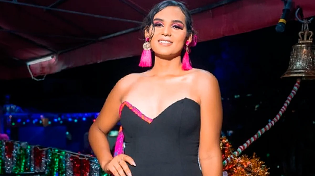 La chica representa el color Naranja y ha dado de qué hablar en la región