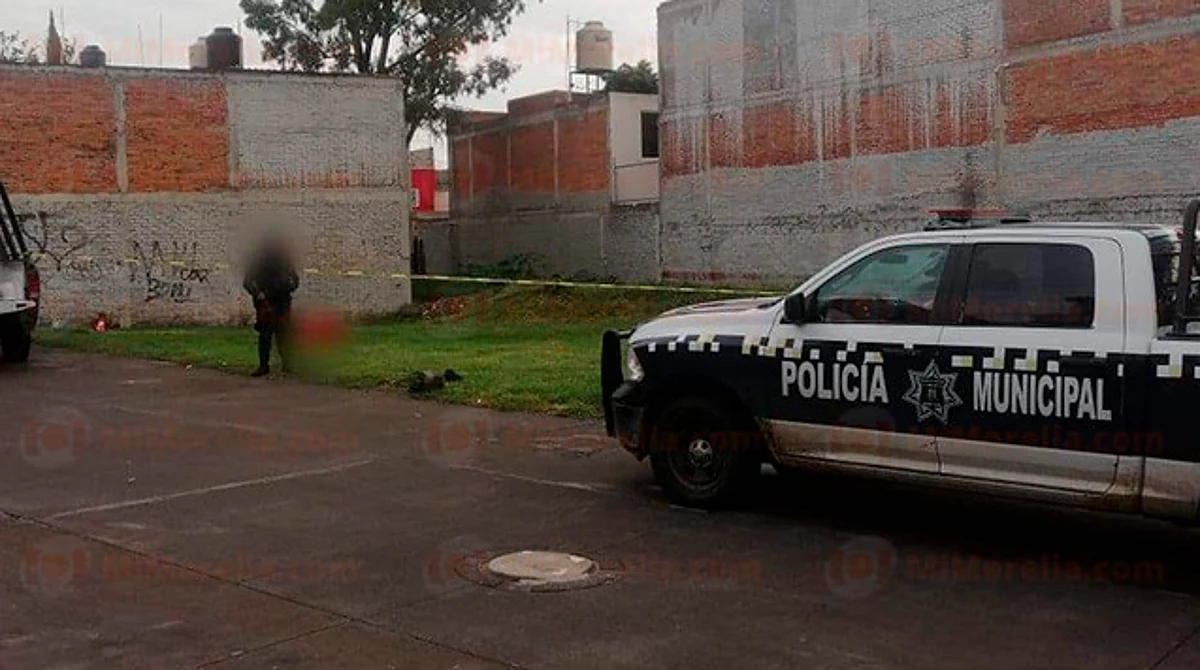 Hallan a hombre muerto y encobijado en lote baldío en Morelia